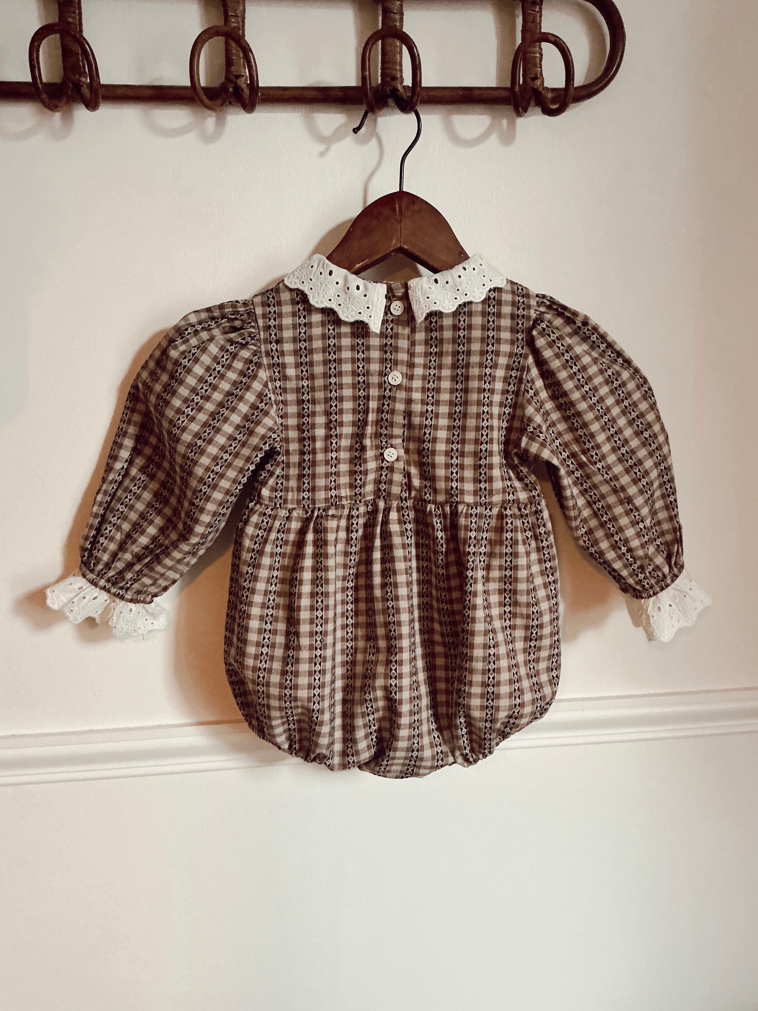 Combinaison bloomer a carreaux col dentelle bébé Liv&Ciboulette