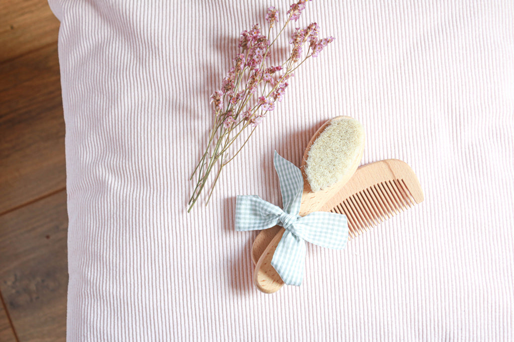 Brosse et peigne en bois  bébé Liv&Ciboulette